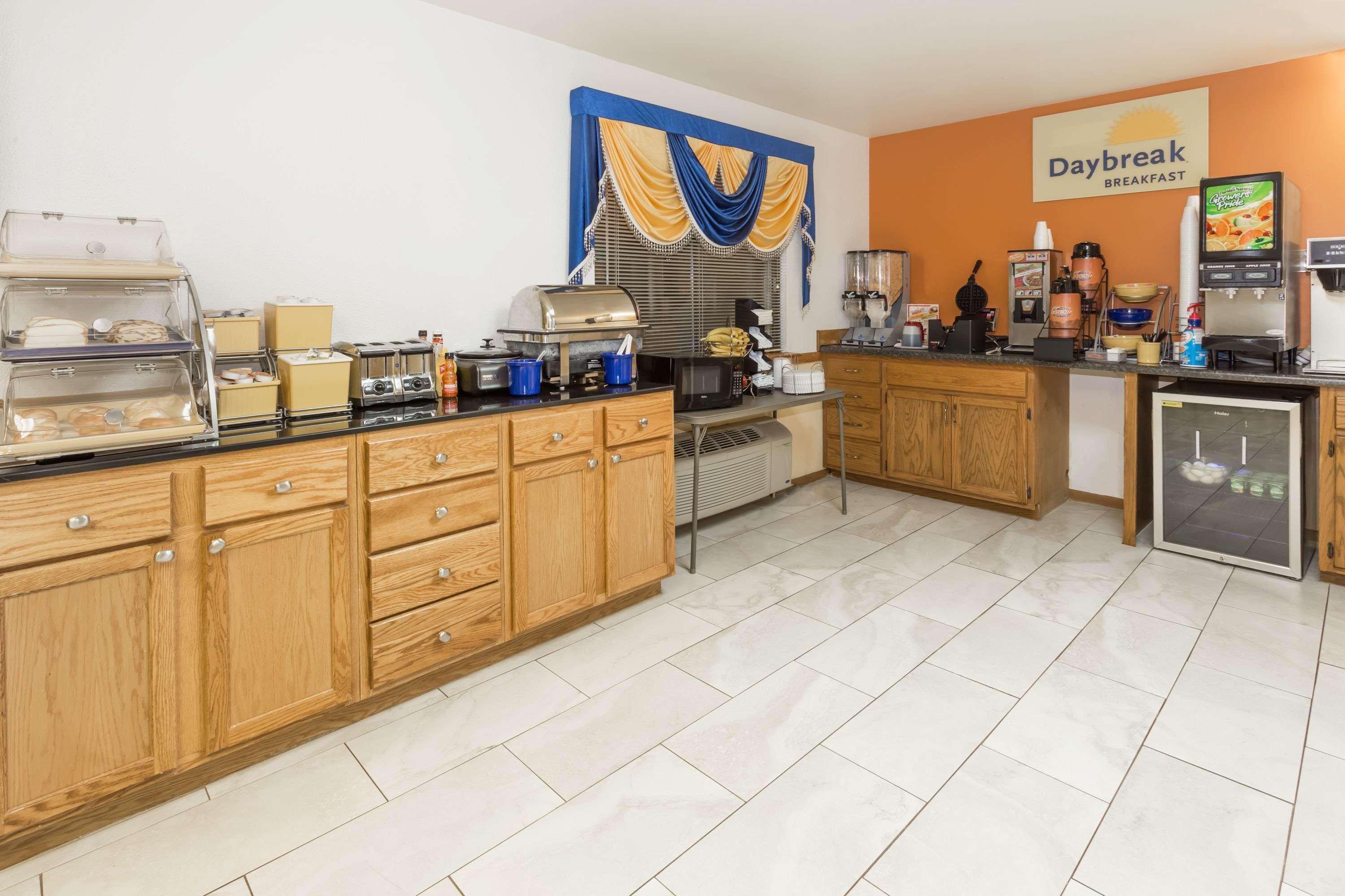 Days Inn By Wyndham Stoughton Wi. Extérieur photo